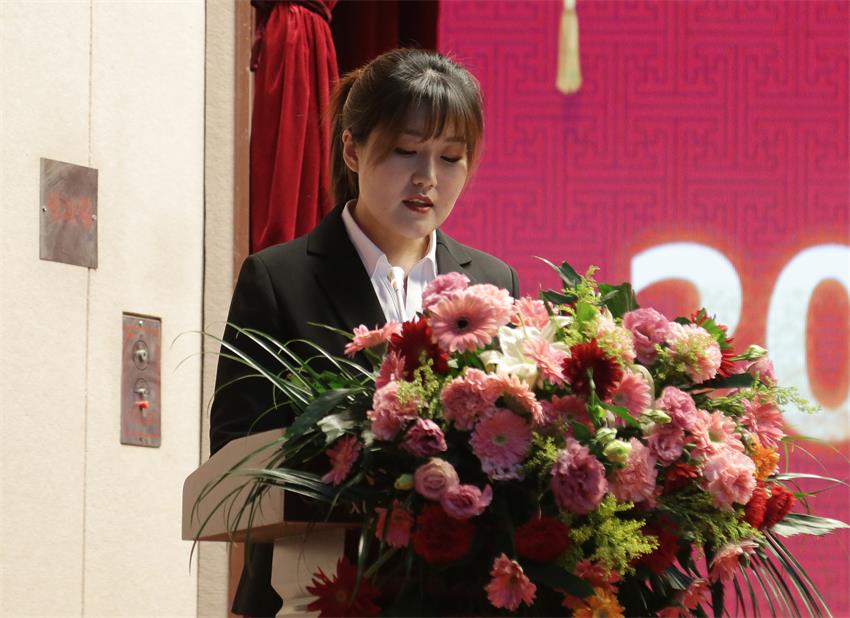集團(tuán)副總、江蘇樹(shù)恩教育科技有限公司總經(jīng)理郭晏彤同志宣讀《關(guān)于2019年寶潤(rùn)集團(tuán)下達(dá)各校區(qū)招生計(jì)劃的意見(jiàn)》